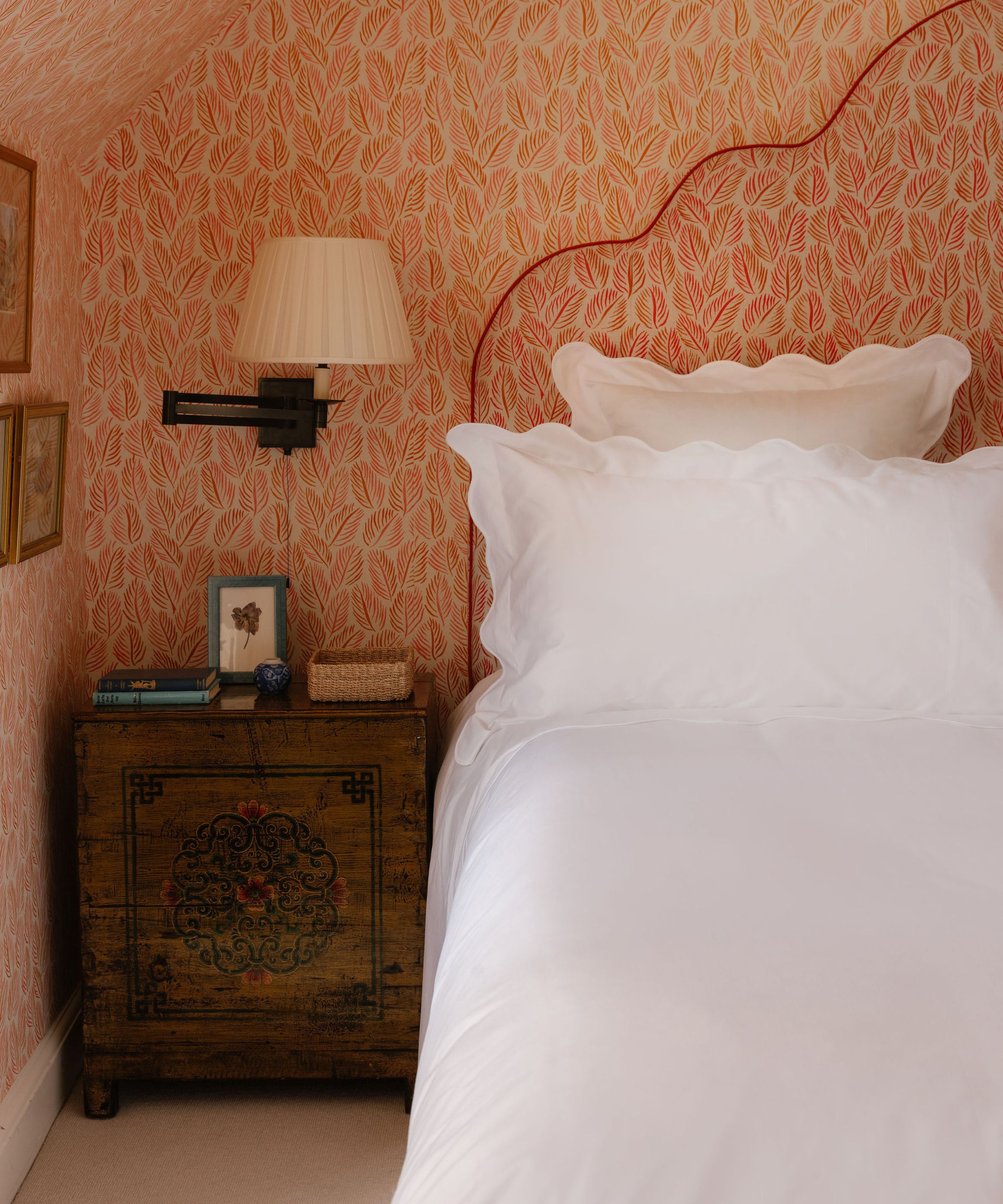 Alexandra Wavy Scalloped Bed Linen, White