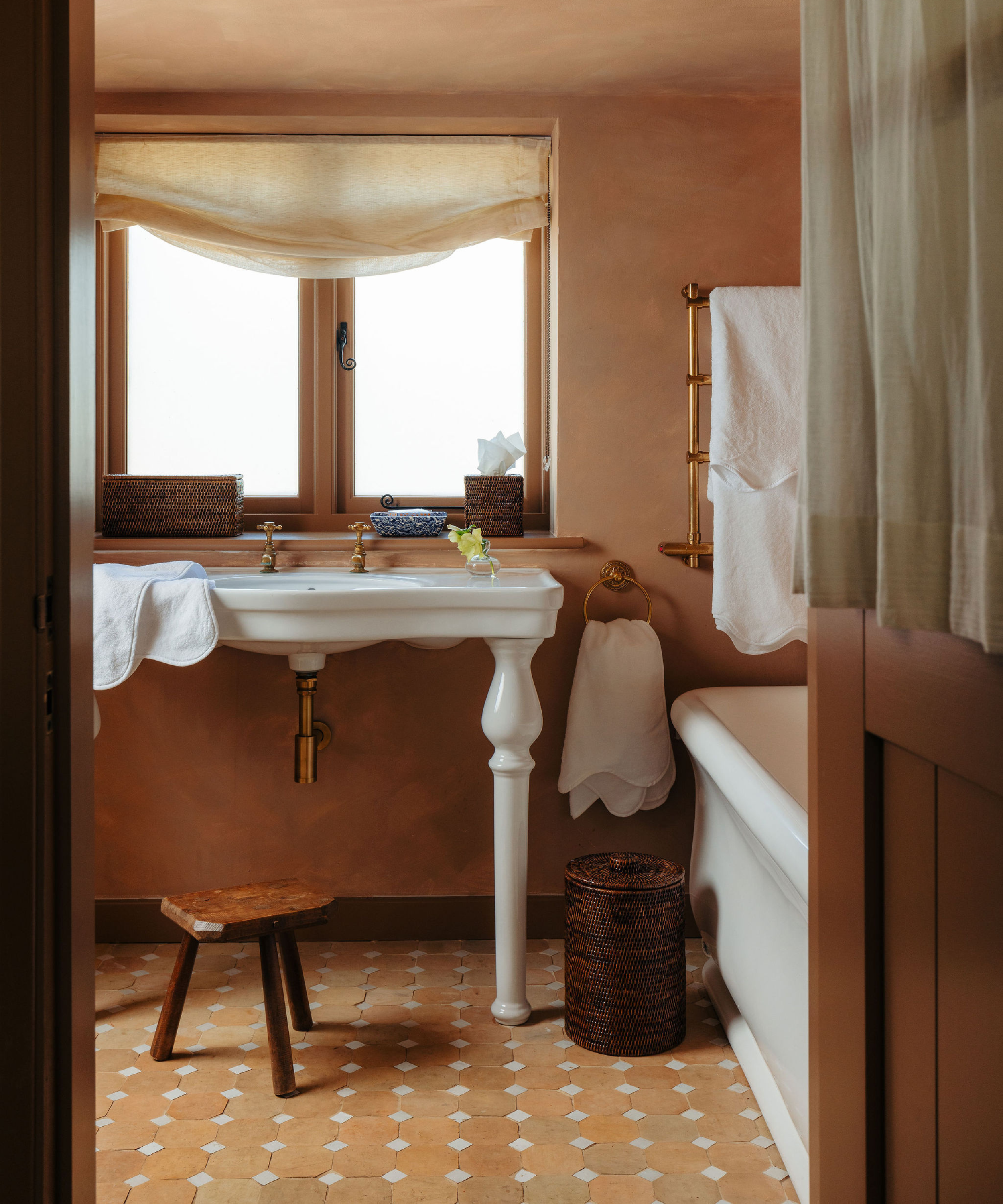 Amelia Scalloped Bath Towel Collection, White, Bathroom Lifestyle Imagery