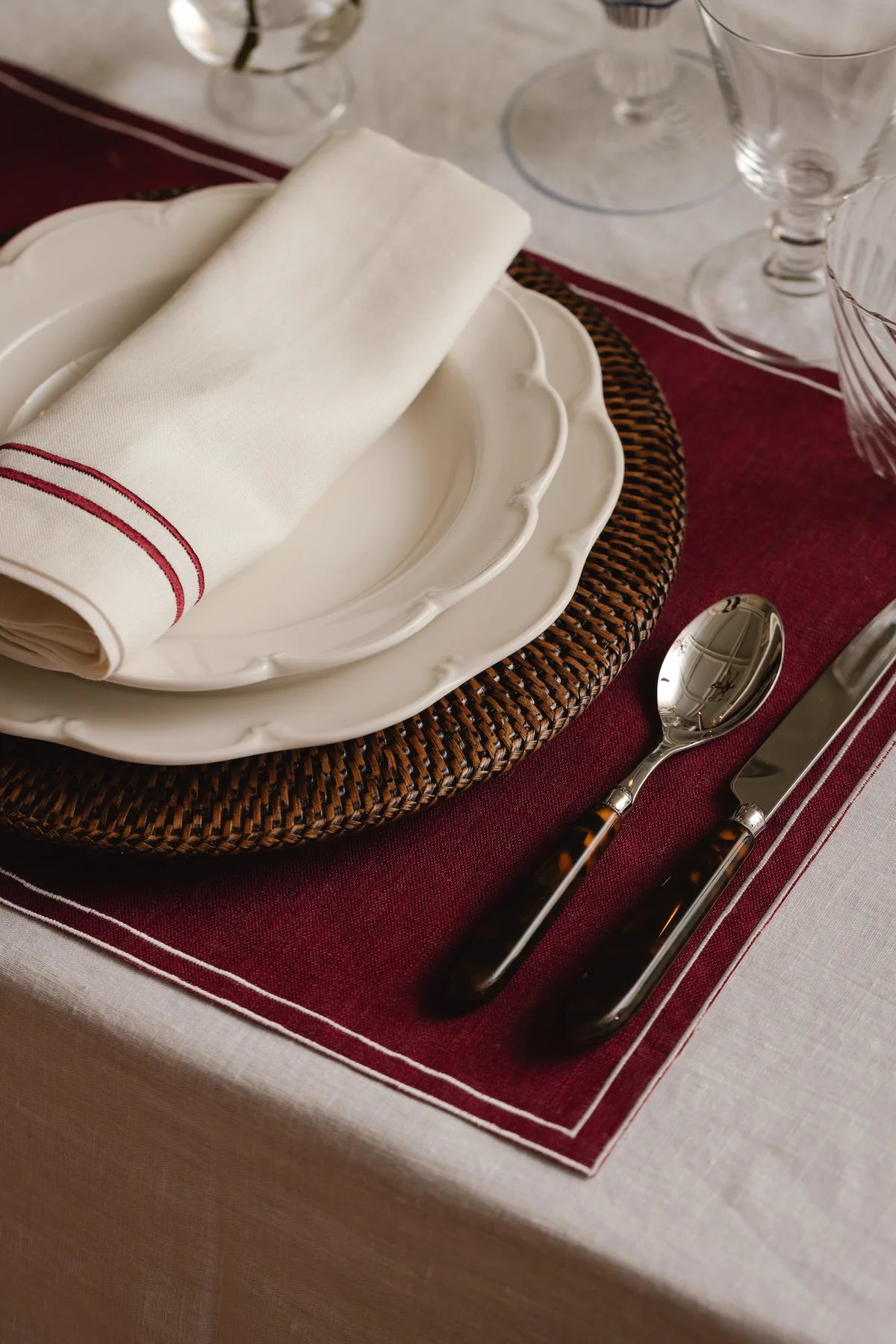 Set of 4 Olivia Scalloped Dinner Plates, White, with Tortoiseshell Cutlery