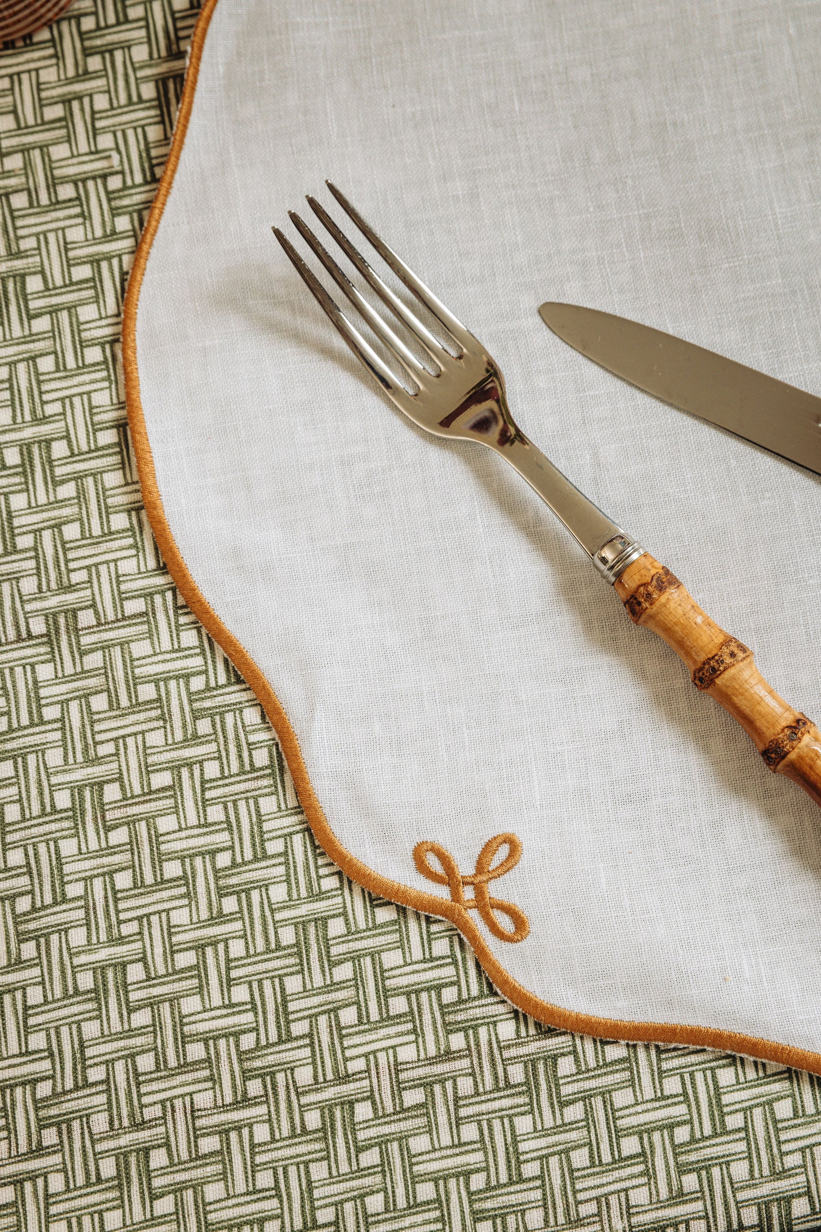 Set of 4 Martha Linen Placemats, White/Antique Gold, with Bamboo Cutlery, Detail