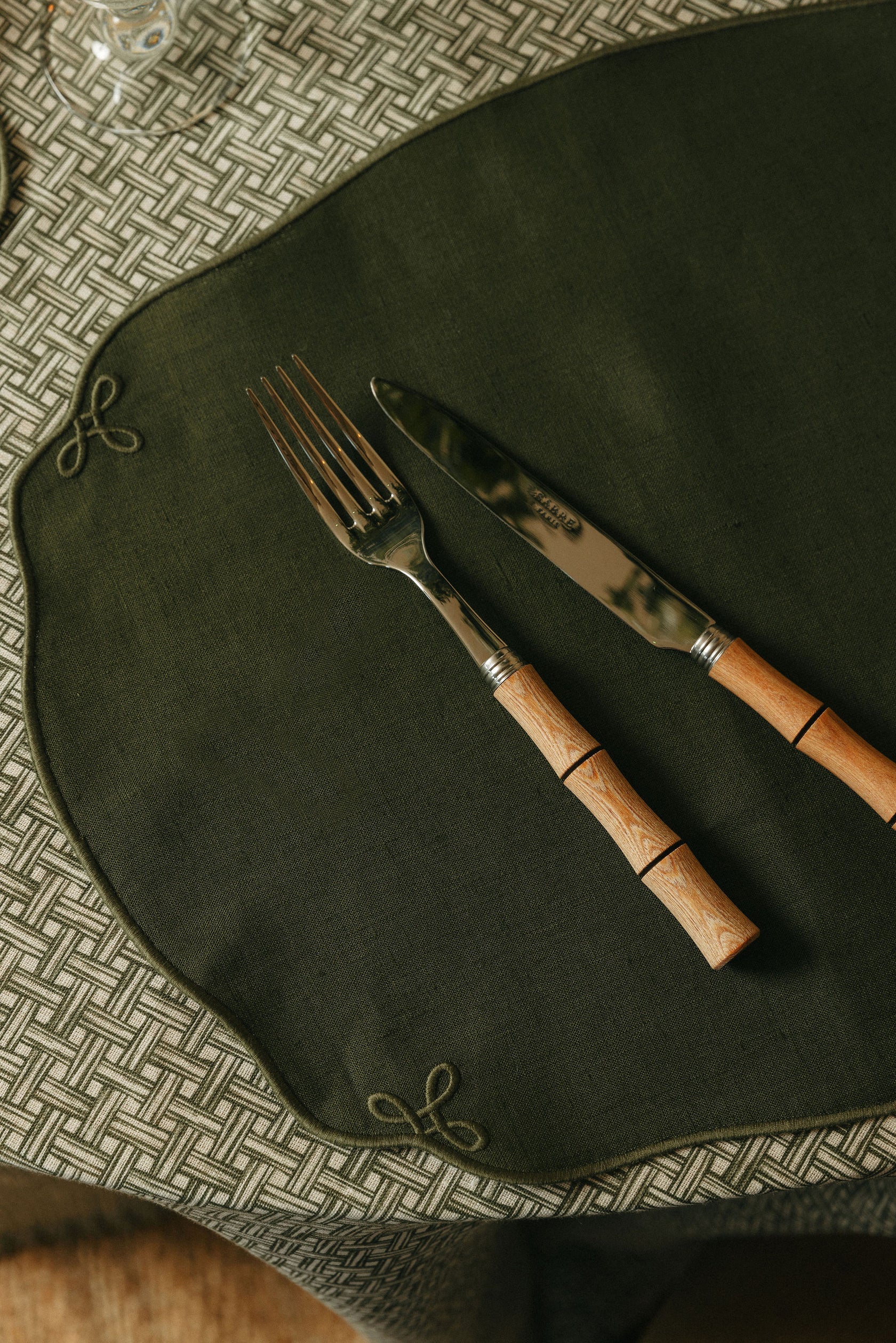 Set of 4 Nancy Linen Placemats, Forest Green, with Natural Wood Cutlery