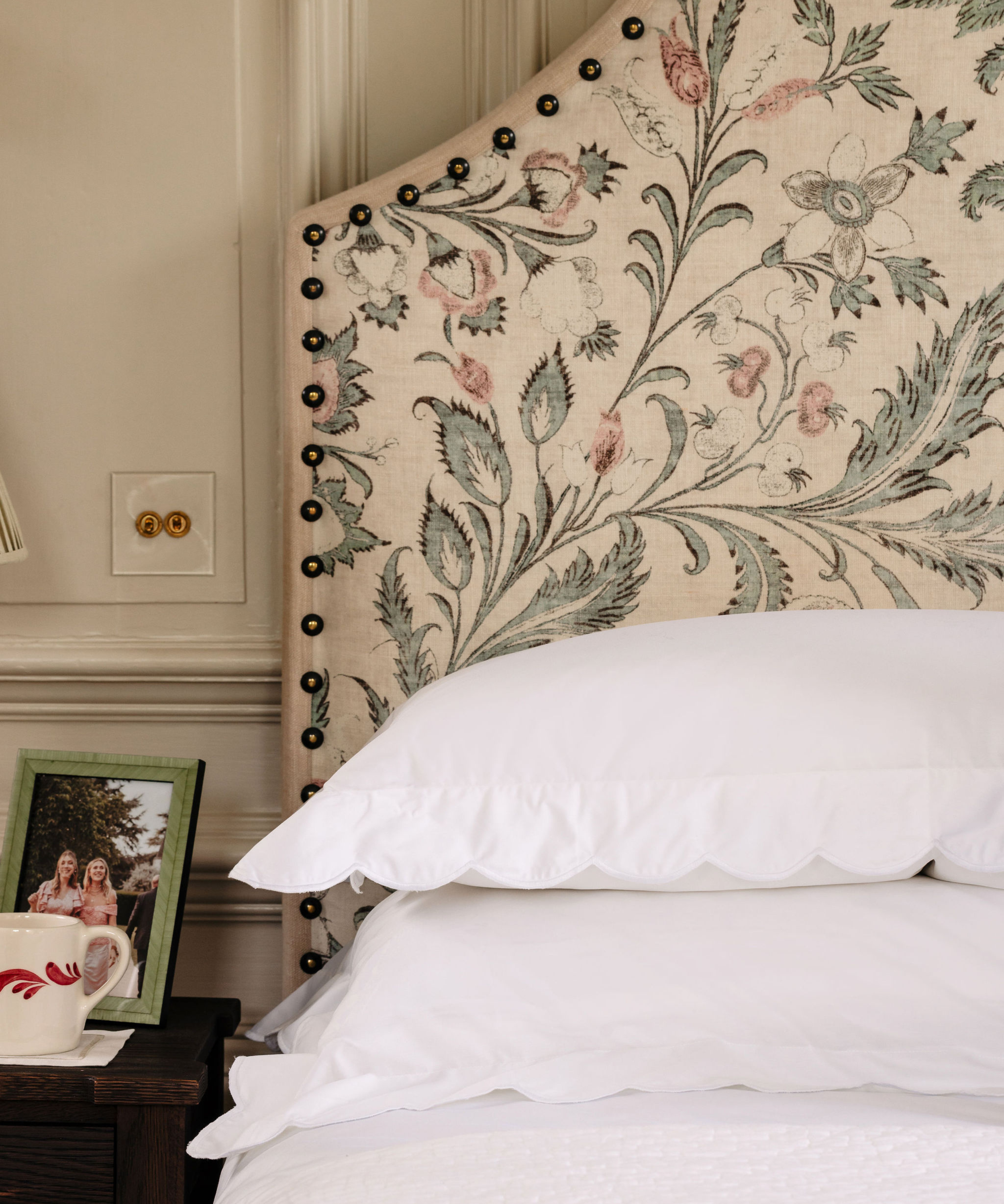 Annabelle Scalloped Top Sheet, White, with Photo Frame