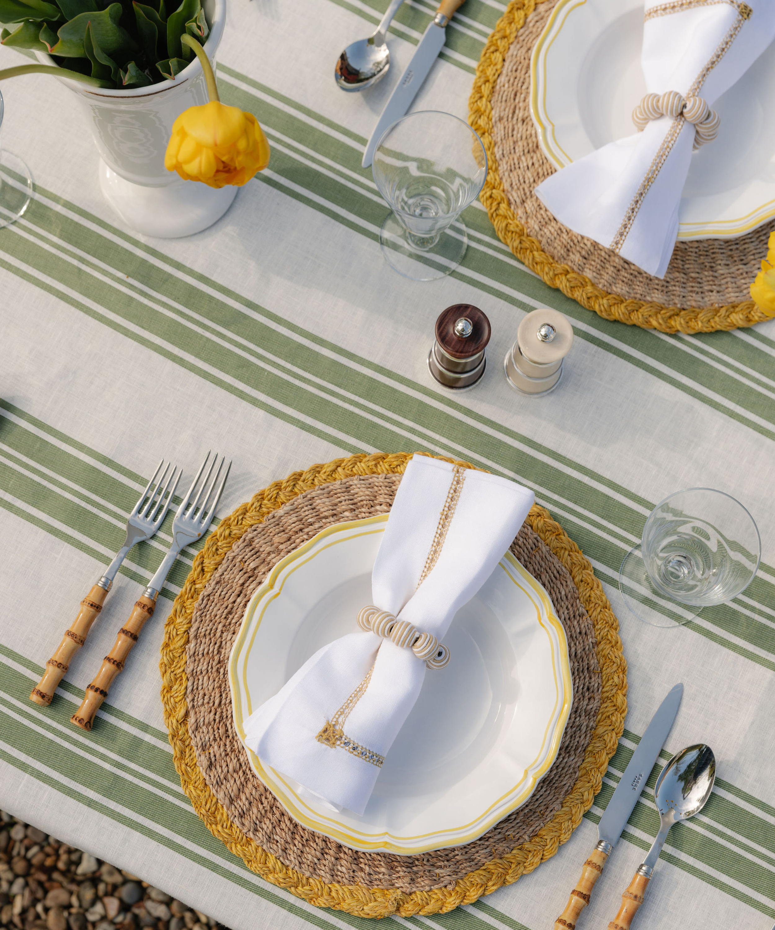 Set of 4 Zita Scalloped Pasta Bowls, Citrus Yellow, with Abaca Placemat