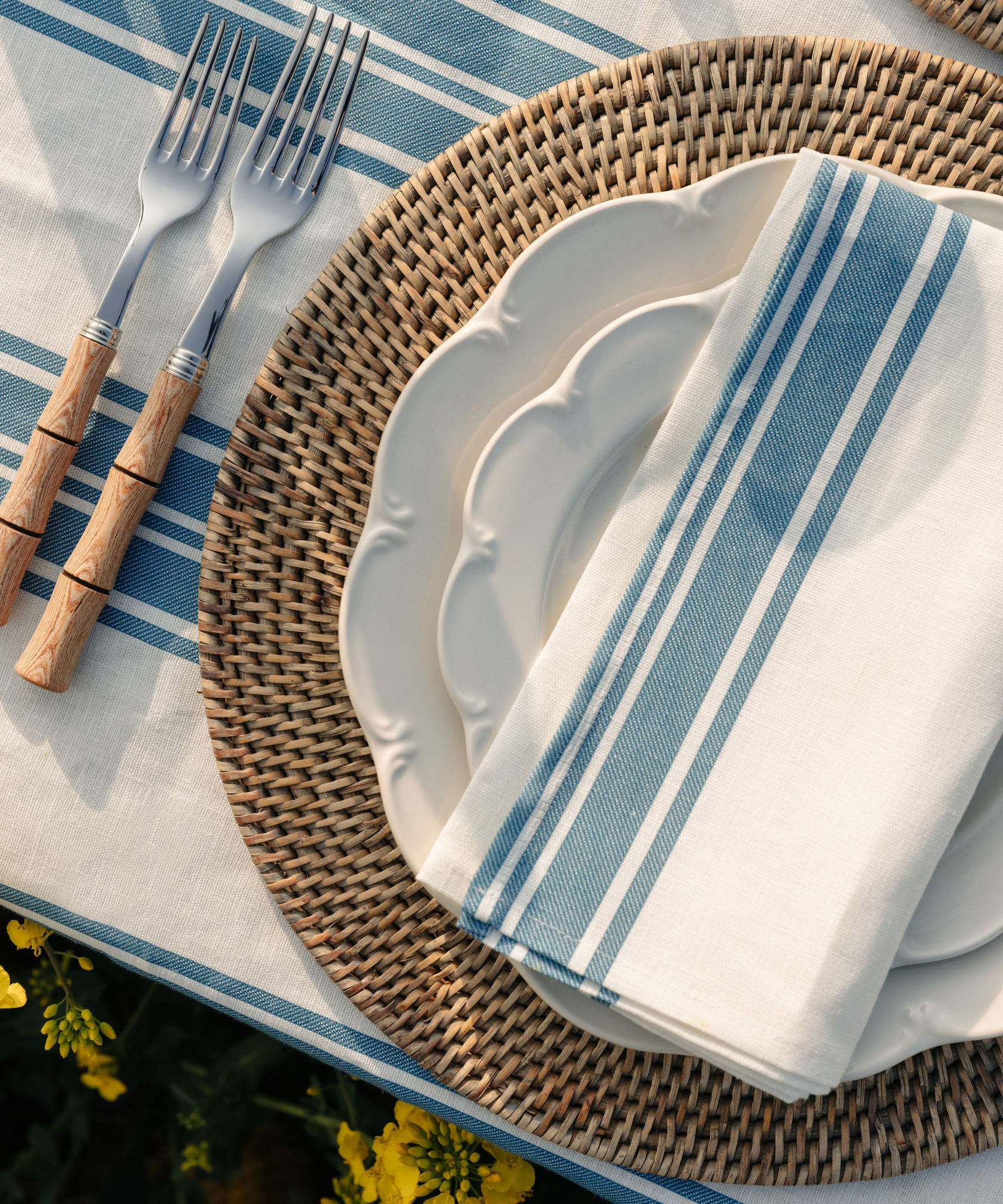 Set of 4 Olivia Scalloped Dinner Plates, White