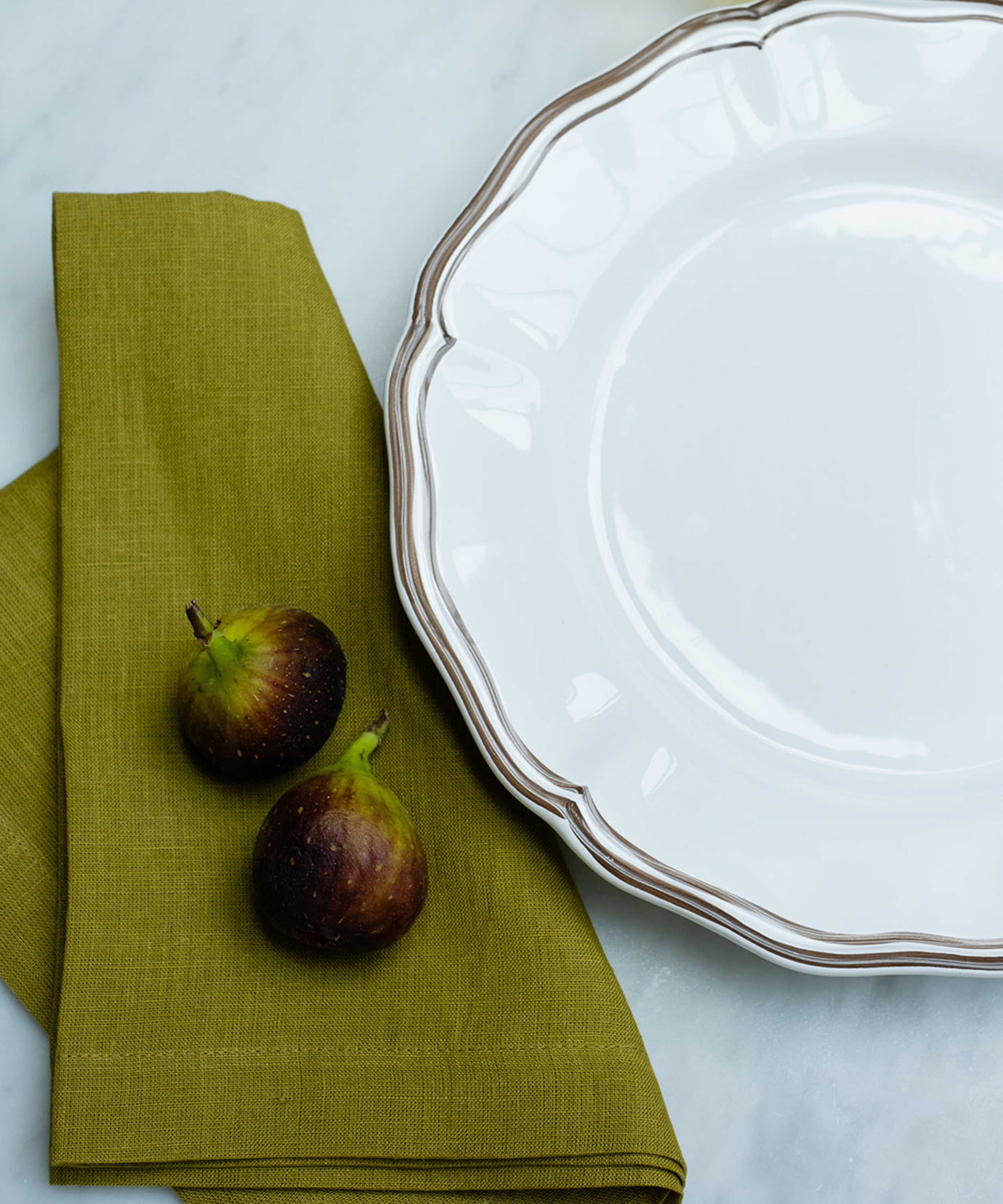 Zita Scalloped Crockery, Chestnut Brown, with Green Napkin