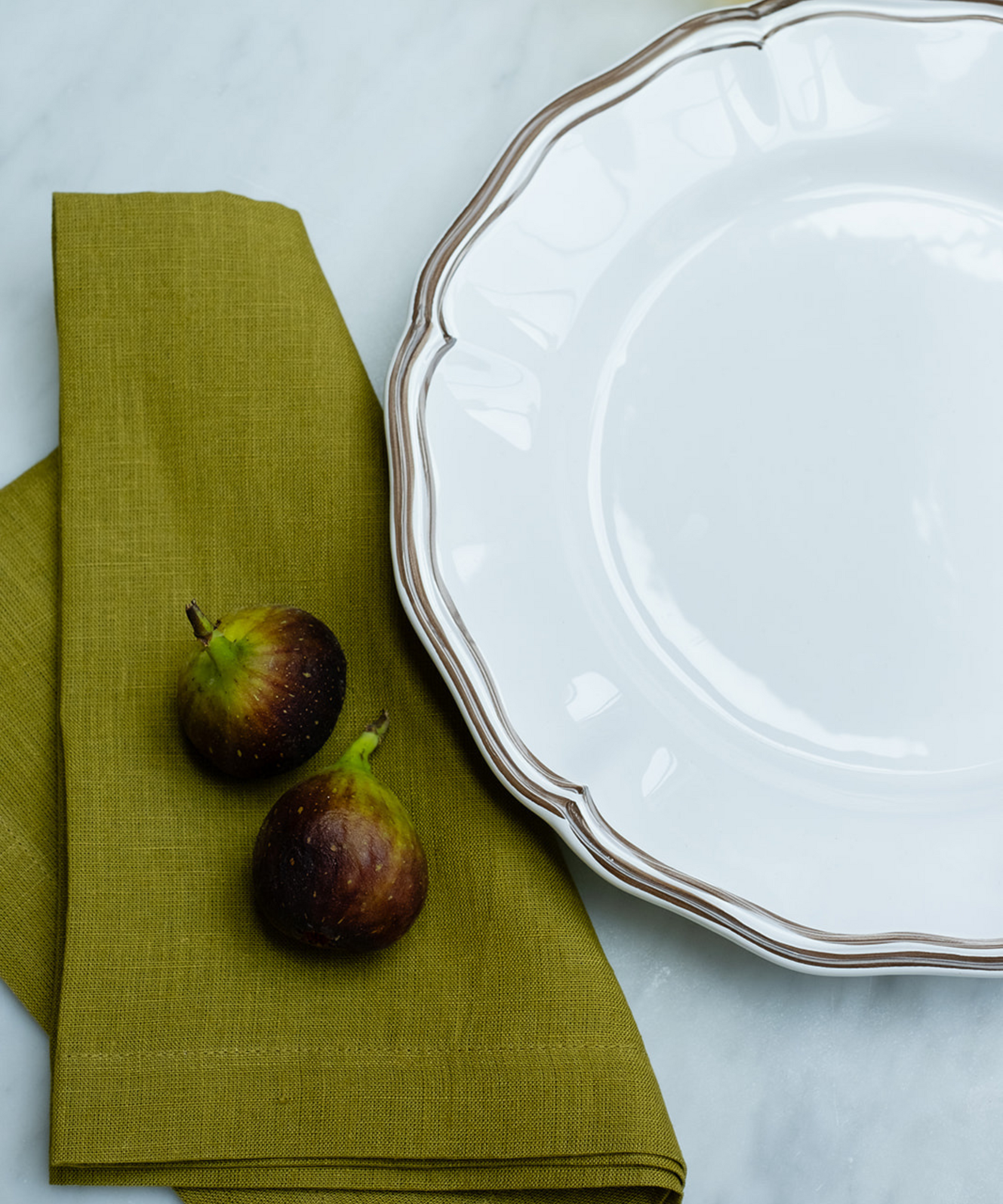 Set of 4 Zita Scalloped Dinner Plates, Chestnut Brown, with Green Linen Napkin