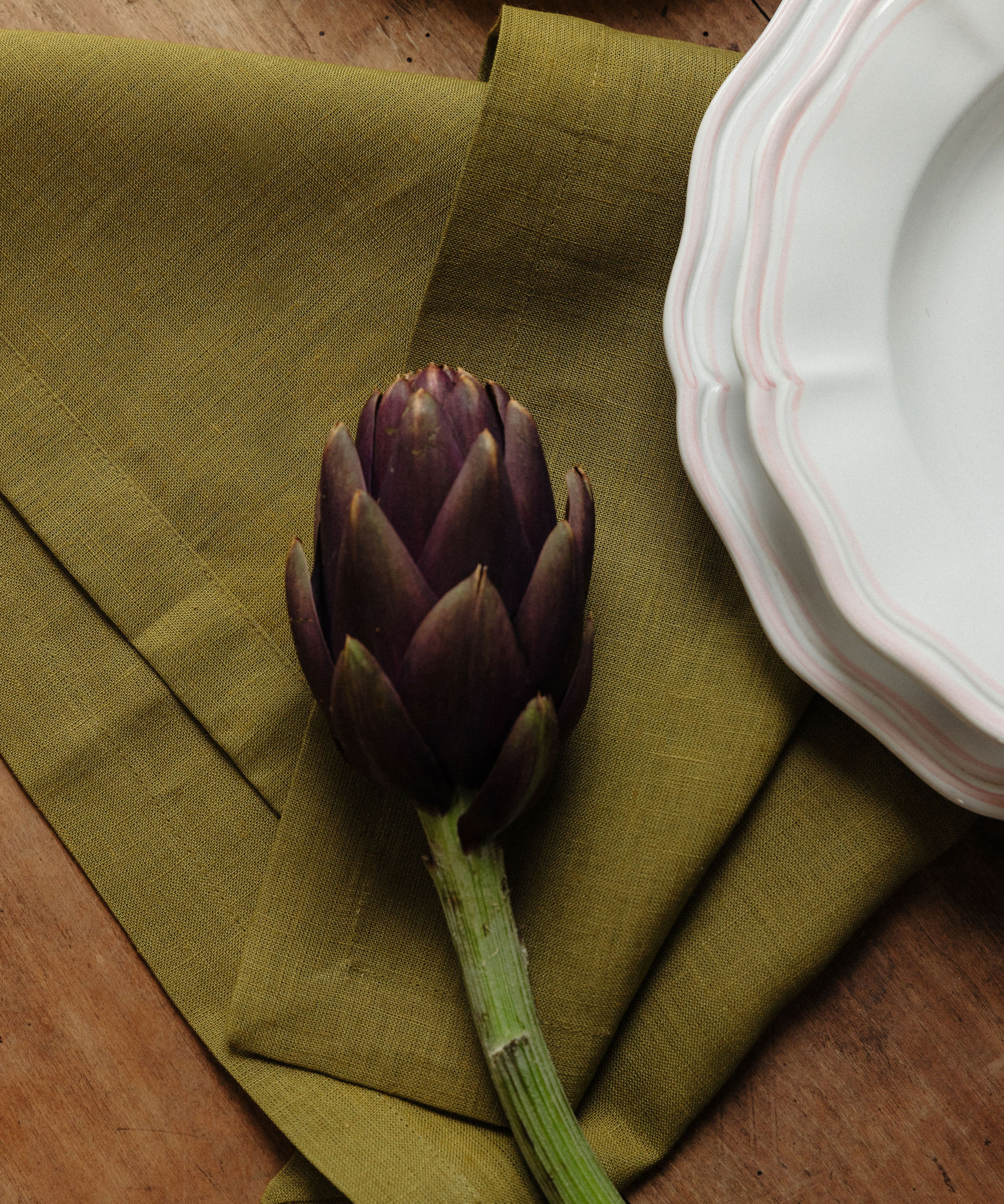 Zita Scalloped Crockery, Blush Pink, with Green Linen Napkin