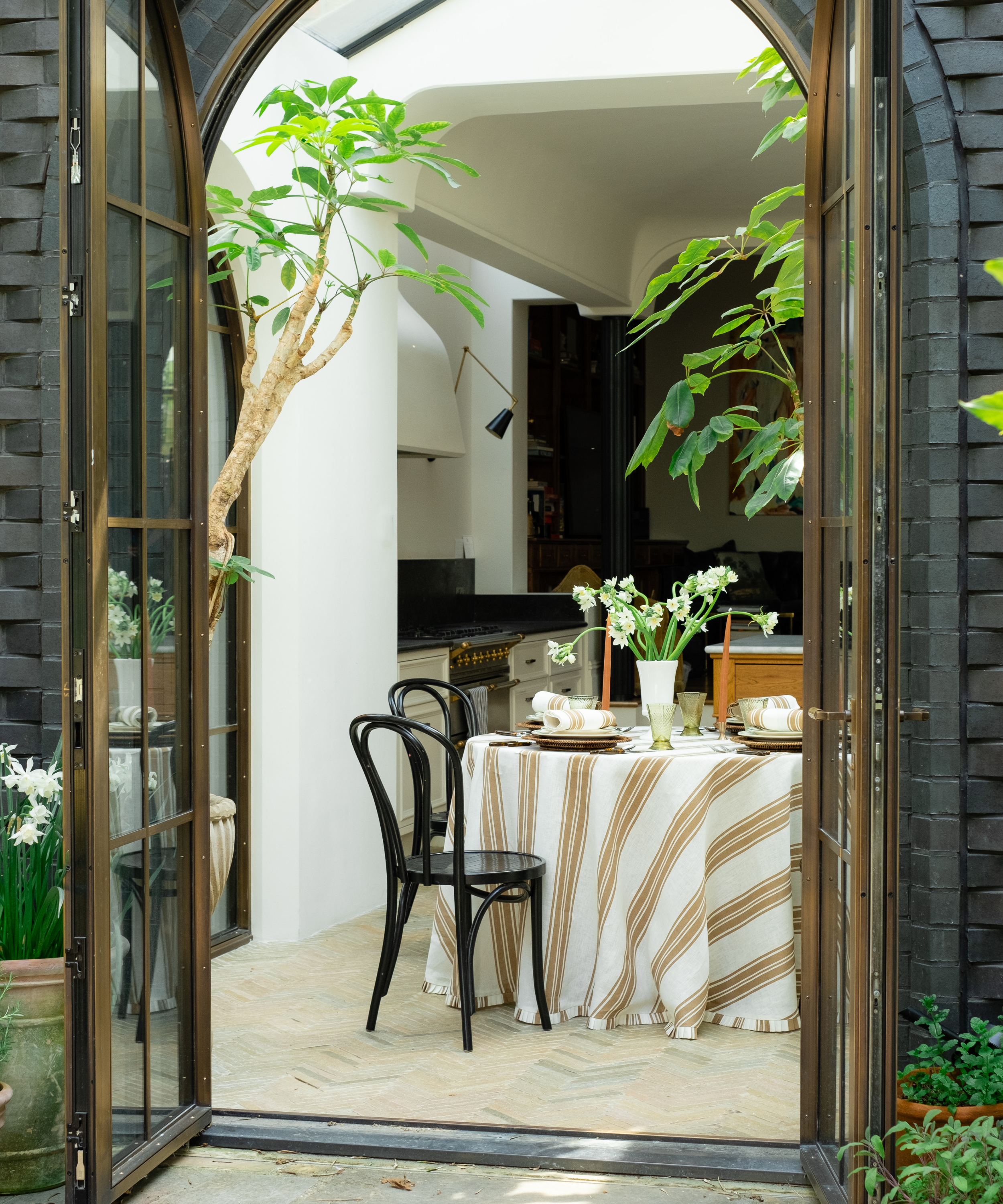Colette Pleated Striped Linen Round Tablecloth, Nougat, Kitchen Lifestyle