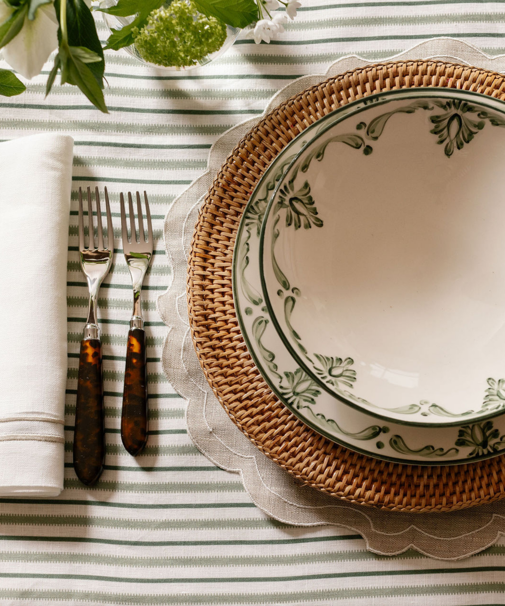 Rebecca Udall Eleanor Classic Pasta Bowl Green with the Classic Cutlery, Tortoiseshell