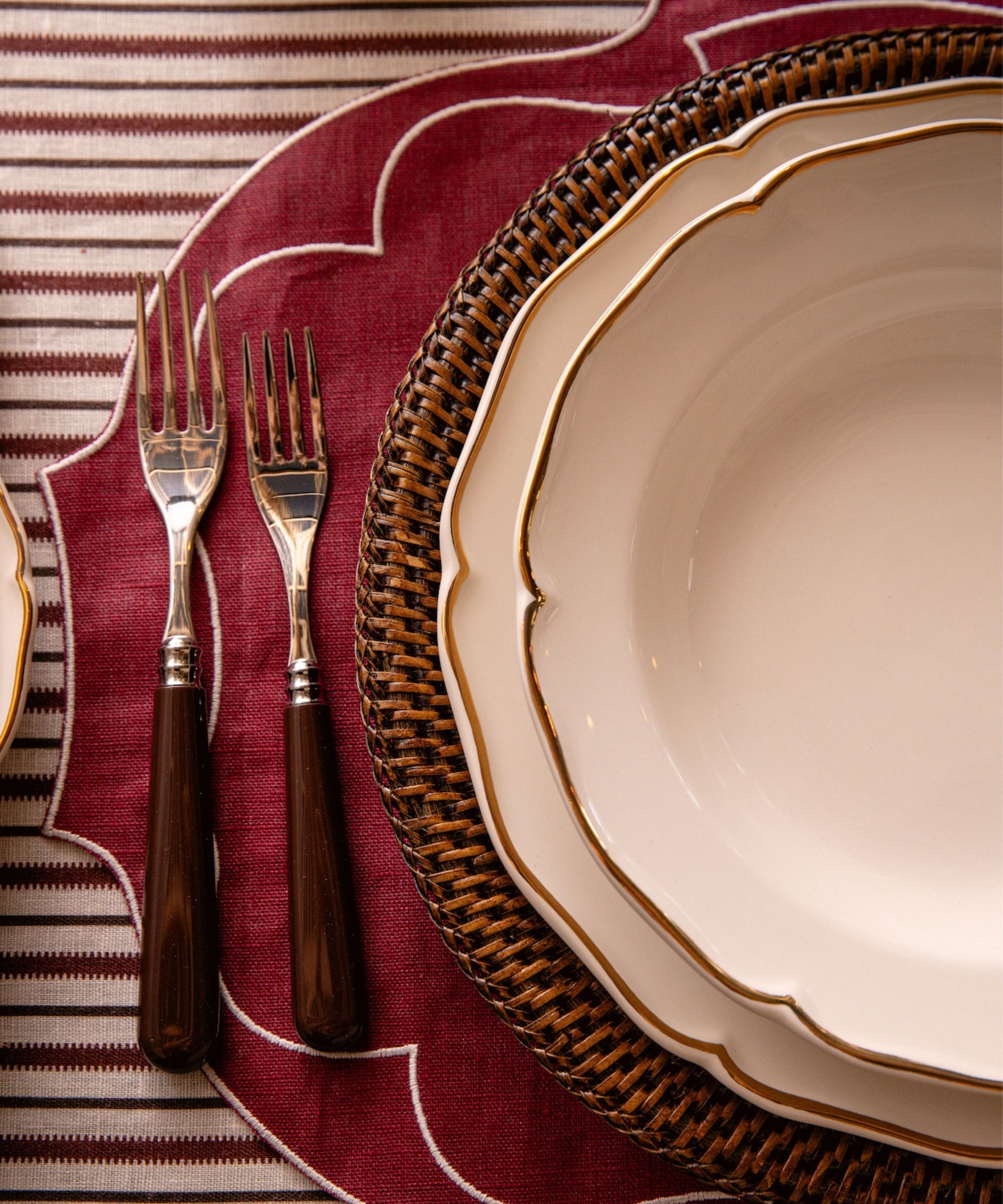 Rebecca Udall Madeleine Gold Border Dinner Plate with the Stella Waxed Placemats
