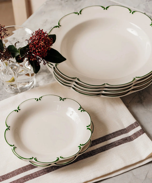 Set of 4 Olivia Scalloped Pasta Bowls, Green Filet, with Tea Towel
