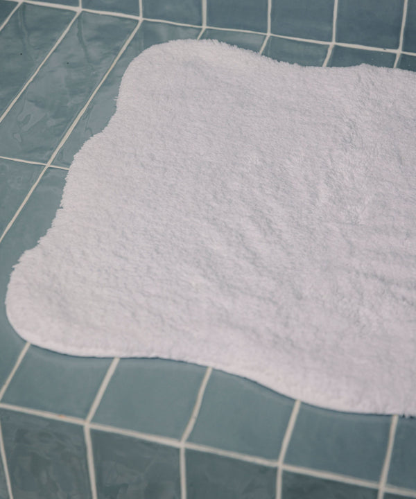Scalloped Piped Bath Mat, White