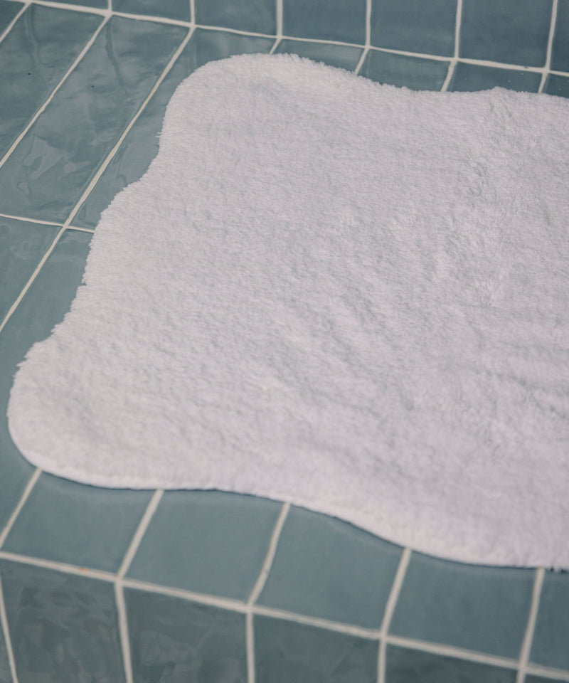 Scalloped Piped Bath Mat, White
