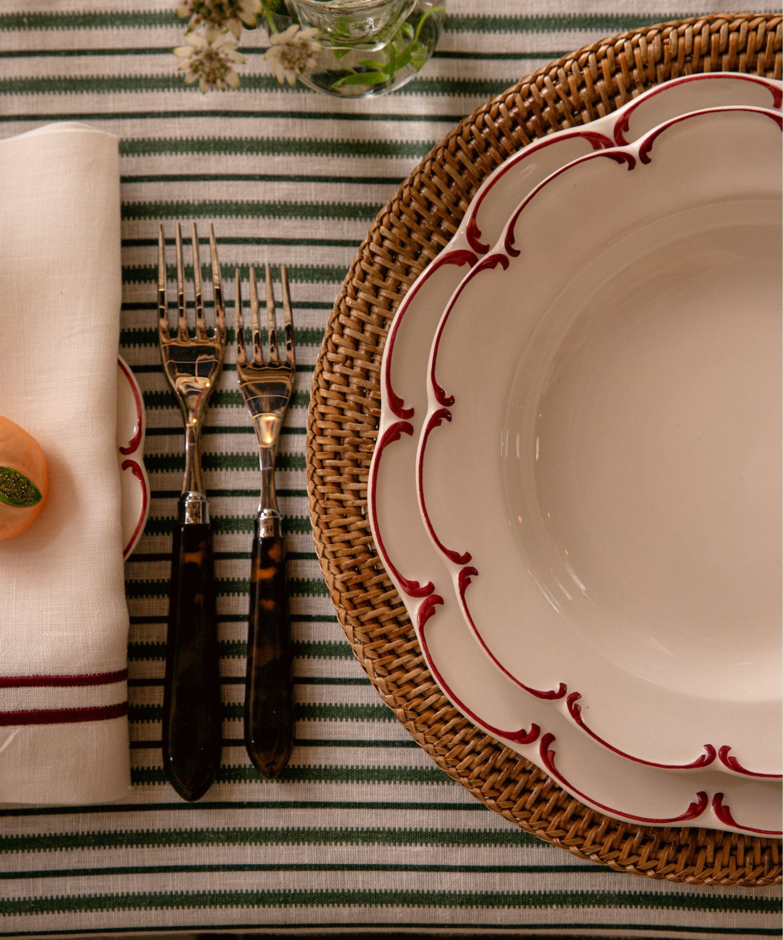 Rebecca Udall Luxury Classic Handle Cutlery silverware, Tortoiseshell Brown with Olivia Scalloped Plates, Raspberry