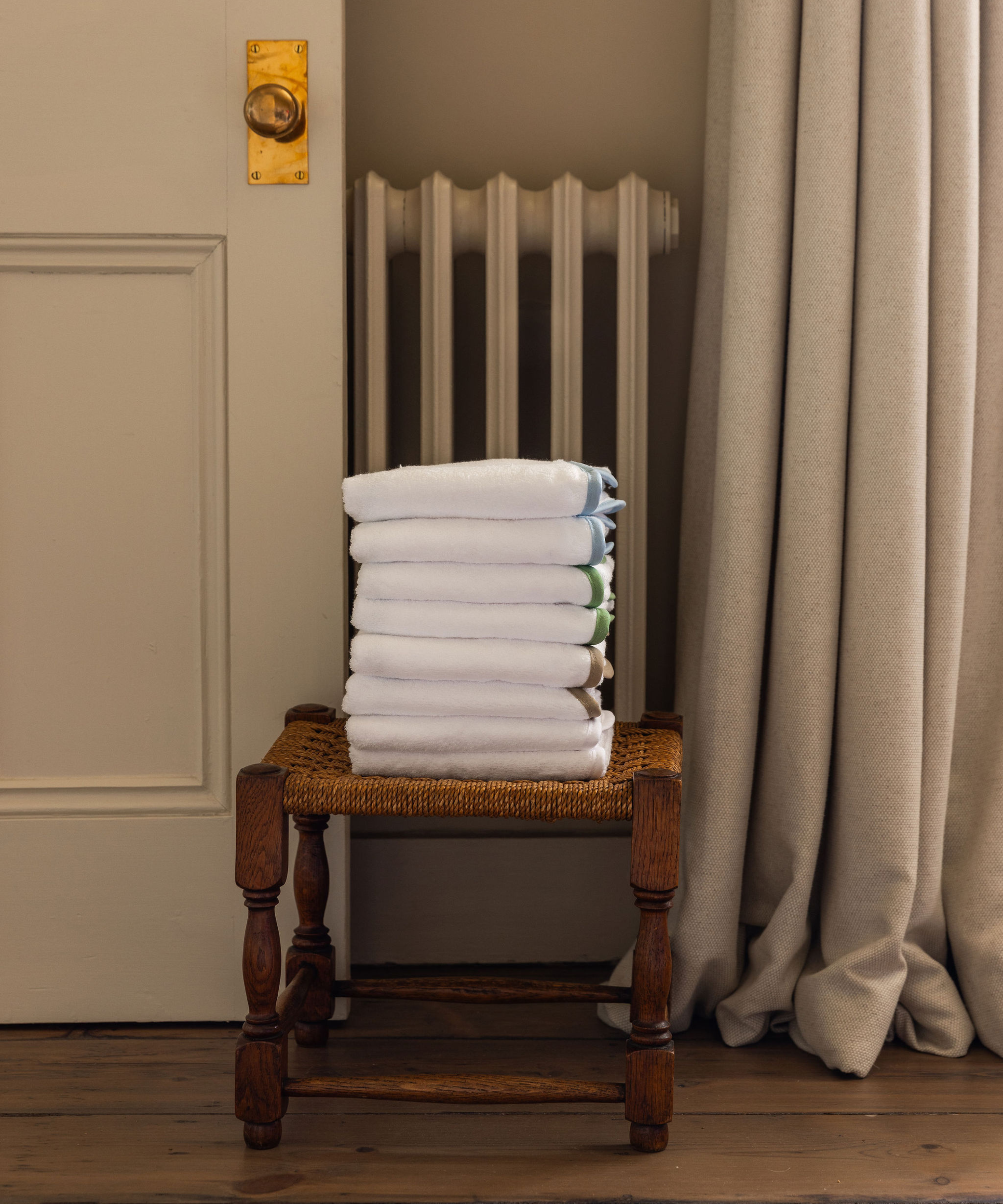 Pair of Amelia Scalloped Guest Towels, White