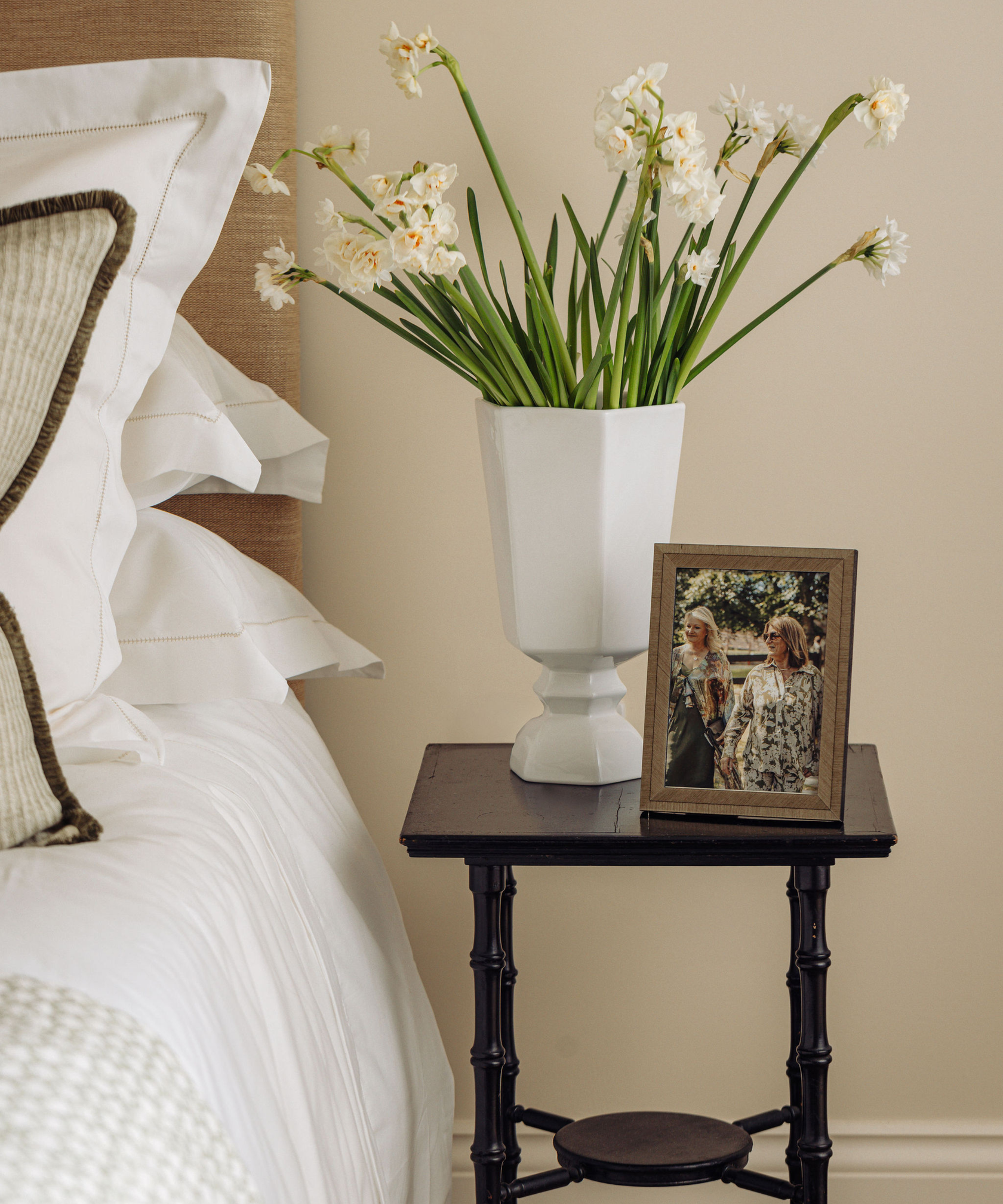 Harriet Urn, White, with Photo Frame