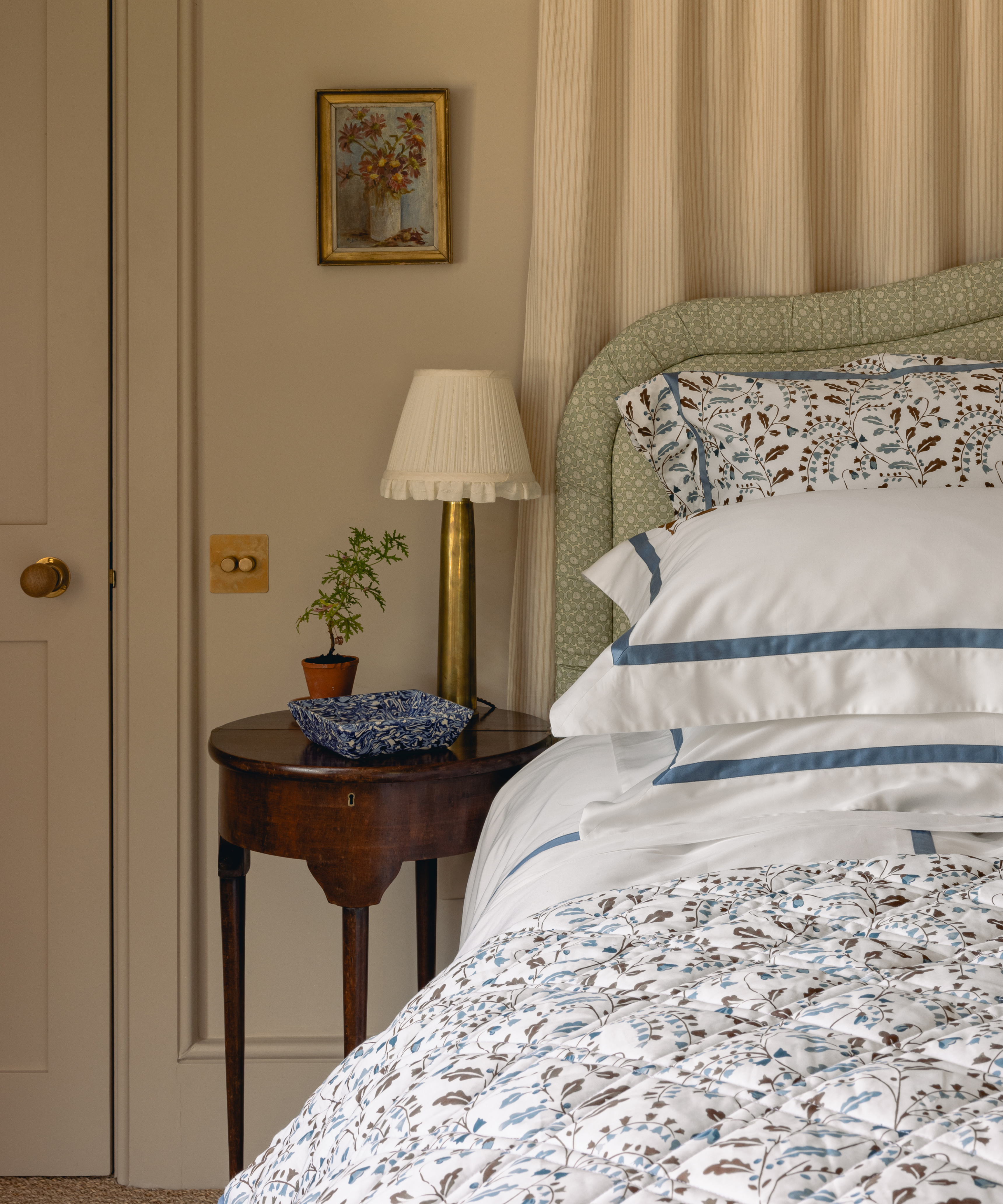 Oneta Top Sheet, with Oneta Bedspread, Bedroom Lifestyle