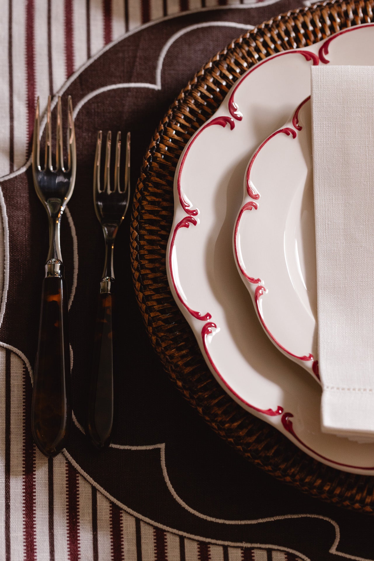 Olivia Scalloped Crockery, Raspberry Filet, Detail