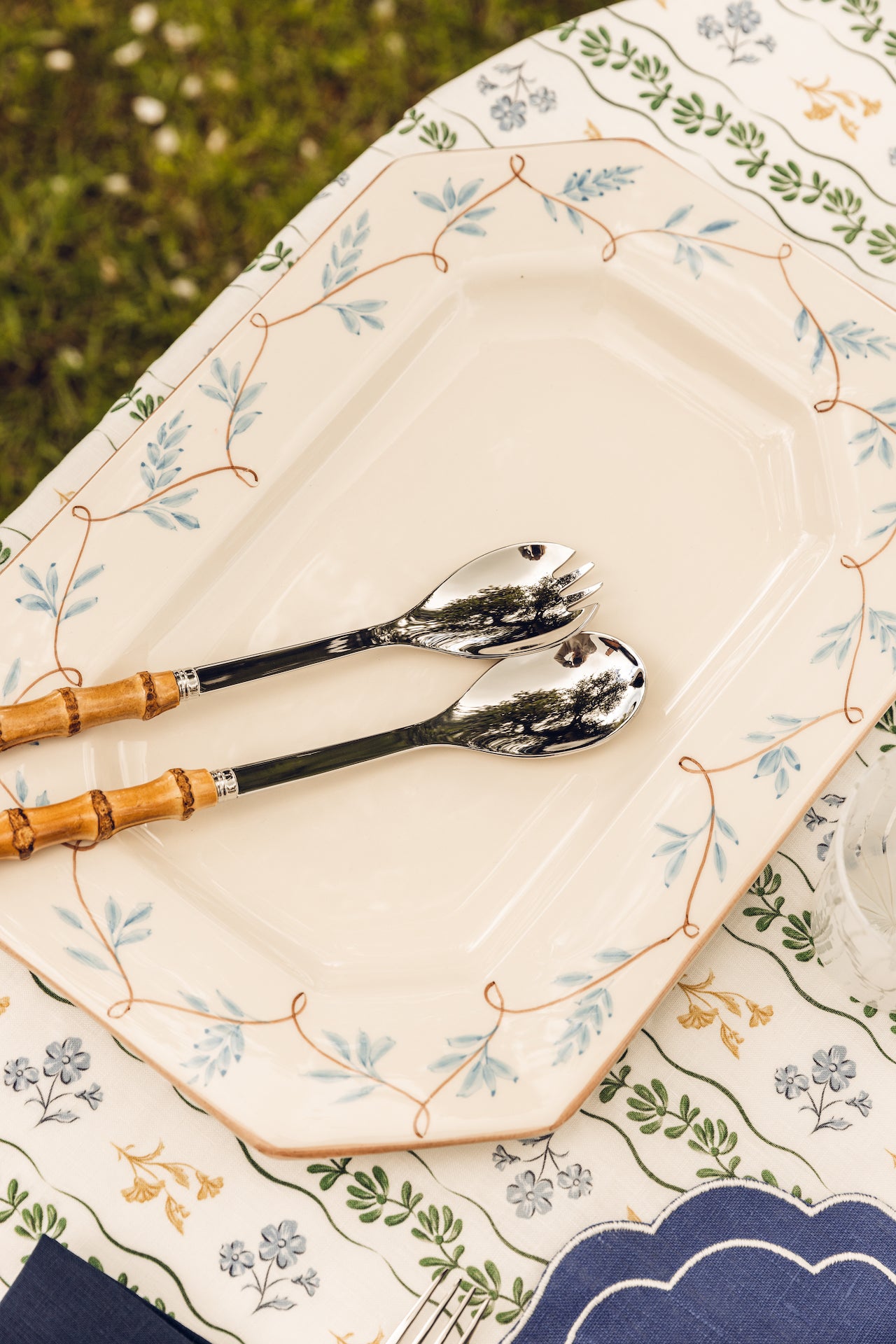 Bamboo Handle Salad Servers with the Margot Linen Tablecloth