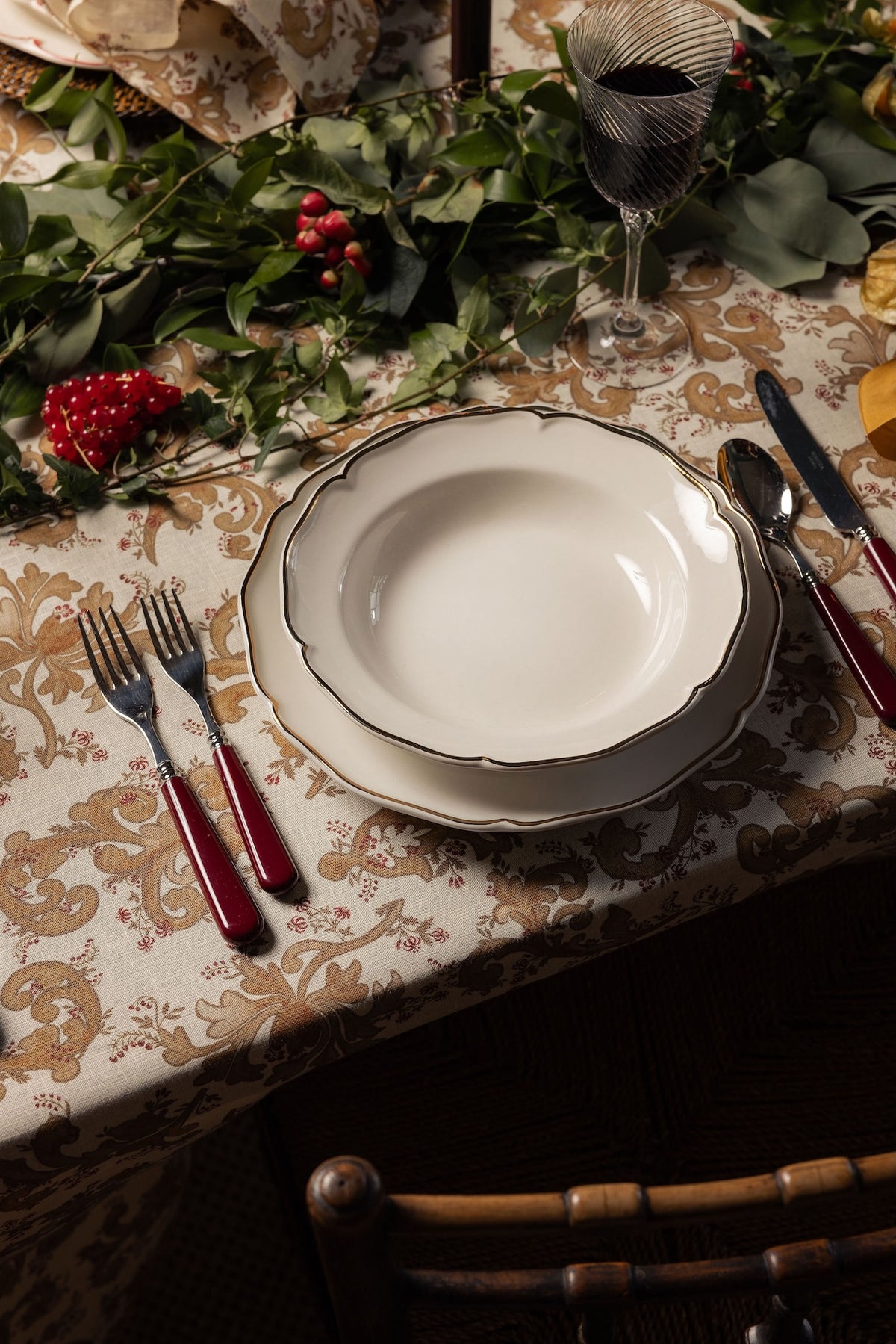 Madeleine Dinner Plate, Gold Filet