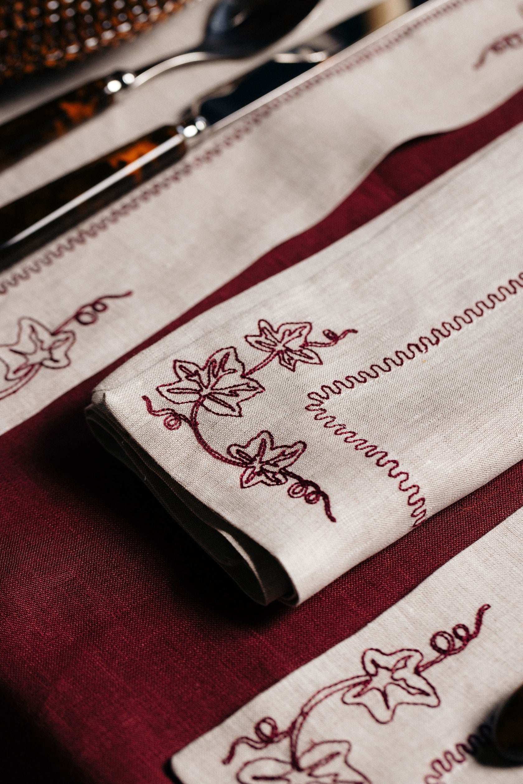 Pair of Ivy Linen Napkins, Burgundy
