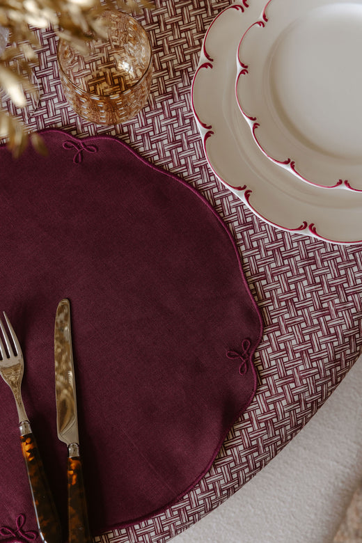 Set of 4 Olivia Scalloped Dessert Plates, Raspberry Filet