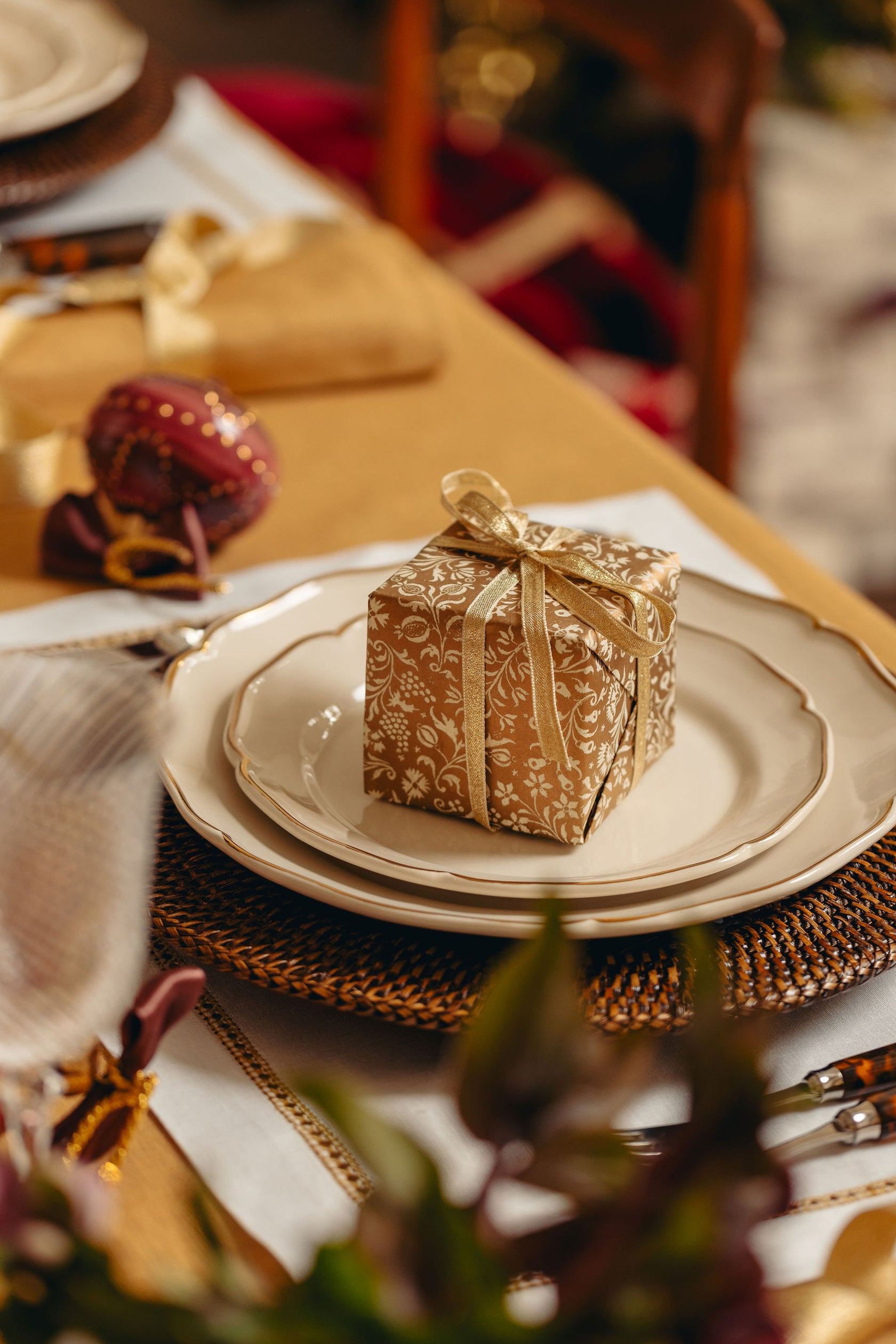 Madeleine Crockery, Gold Filet