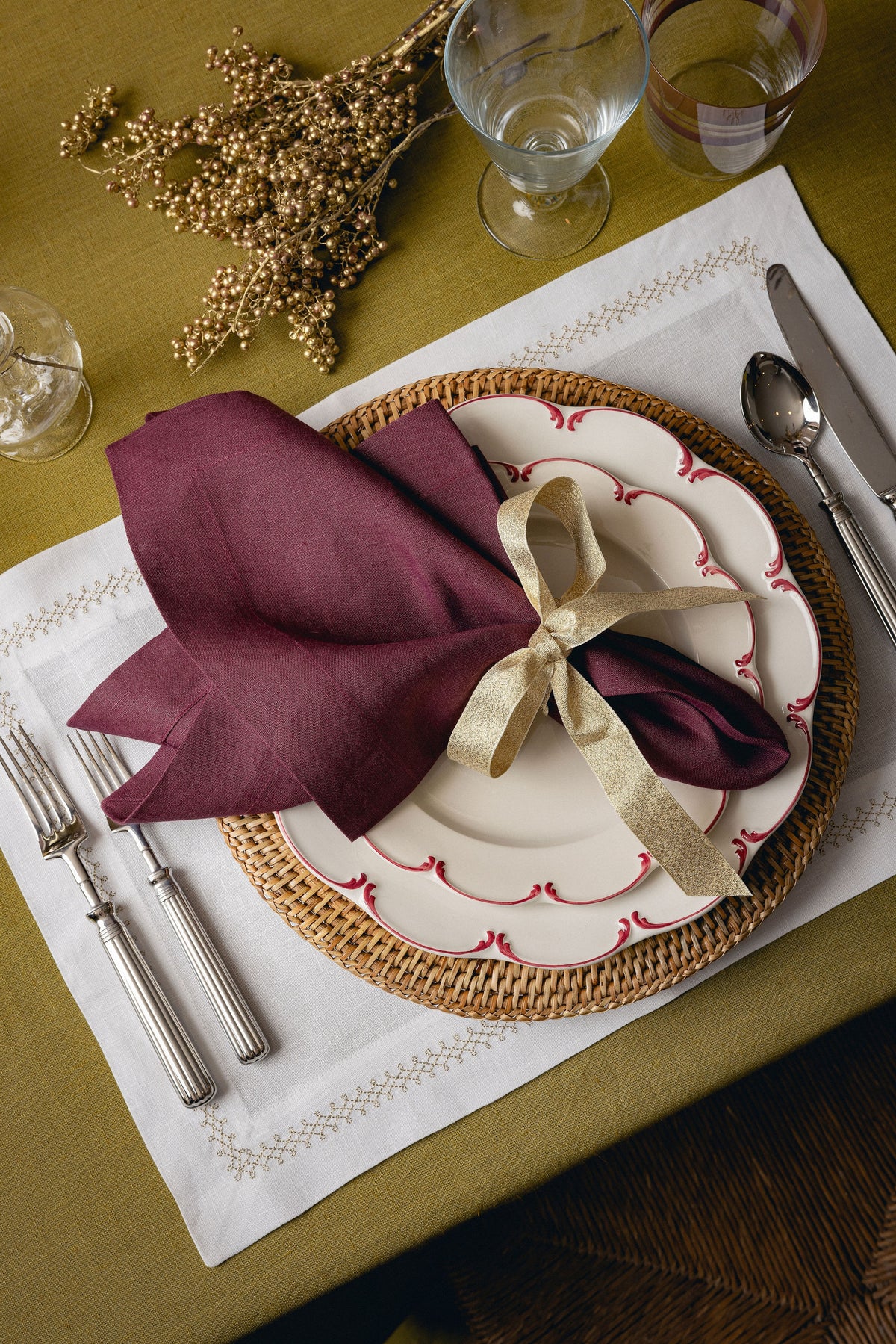 Set of 4 Olivia Scalloped Dinner Plates, Raspberry Filet