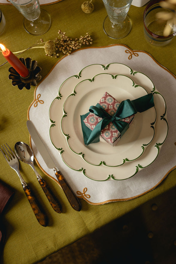 Set of 4 Olivia Scalloped Dessert Plates, Green Filet