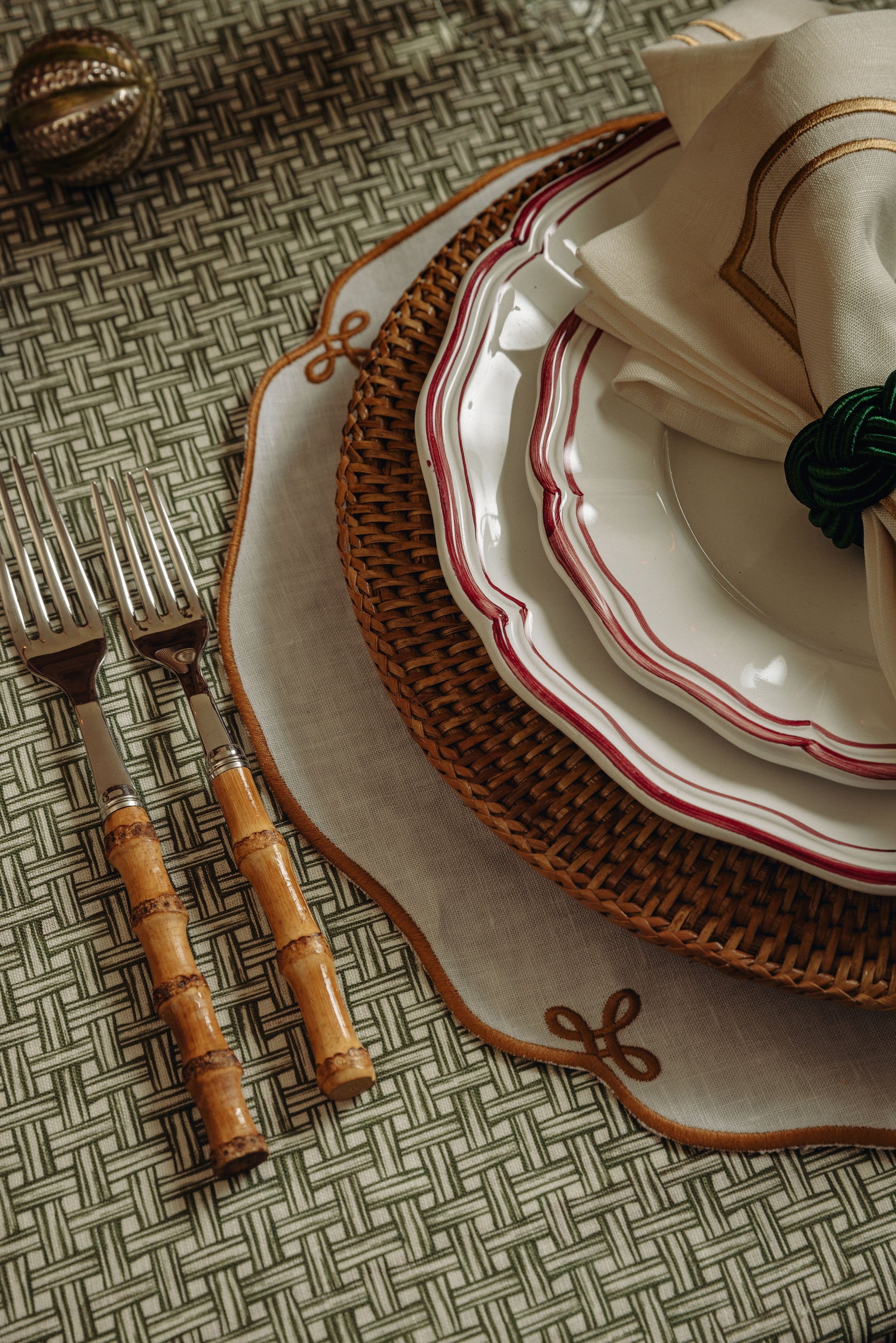 Set of 4 Martha Linen Placemats, White/Antique Gold, Table Lifestyle, Detail