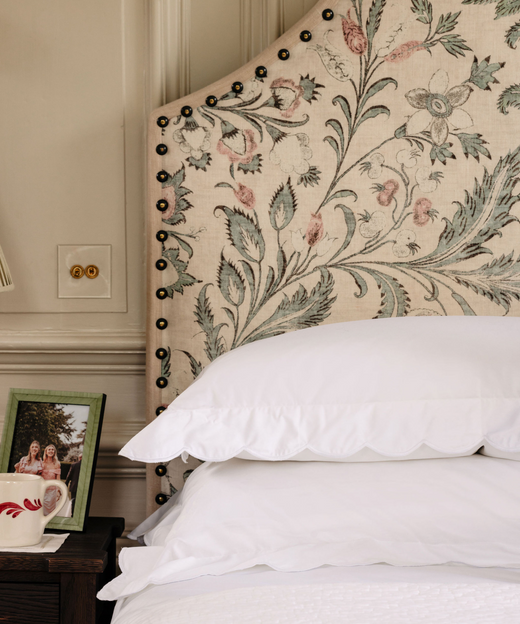 Annabelle Scalloped Top Sheet, White, with Photo Frame