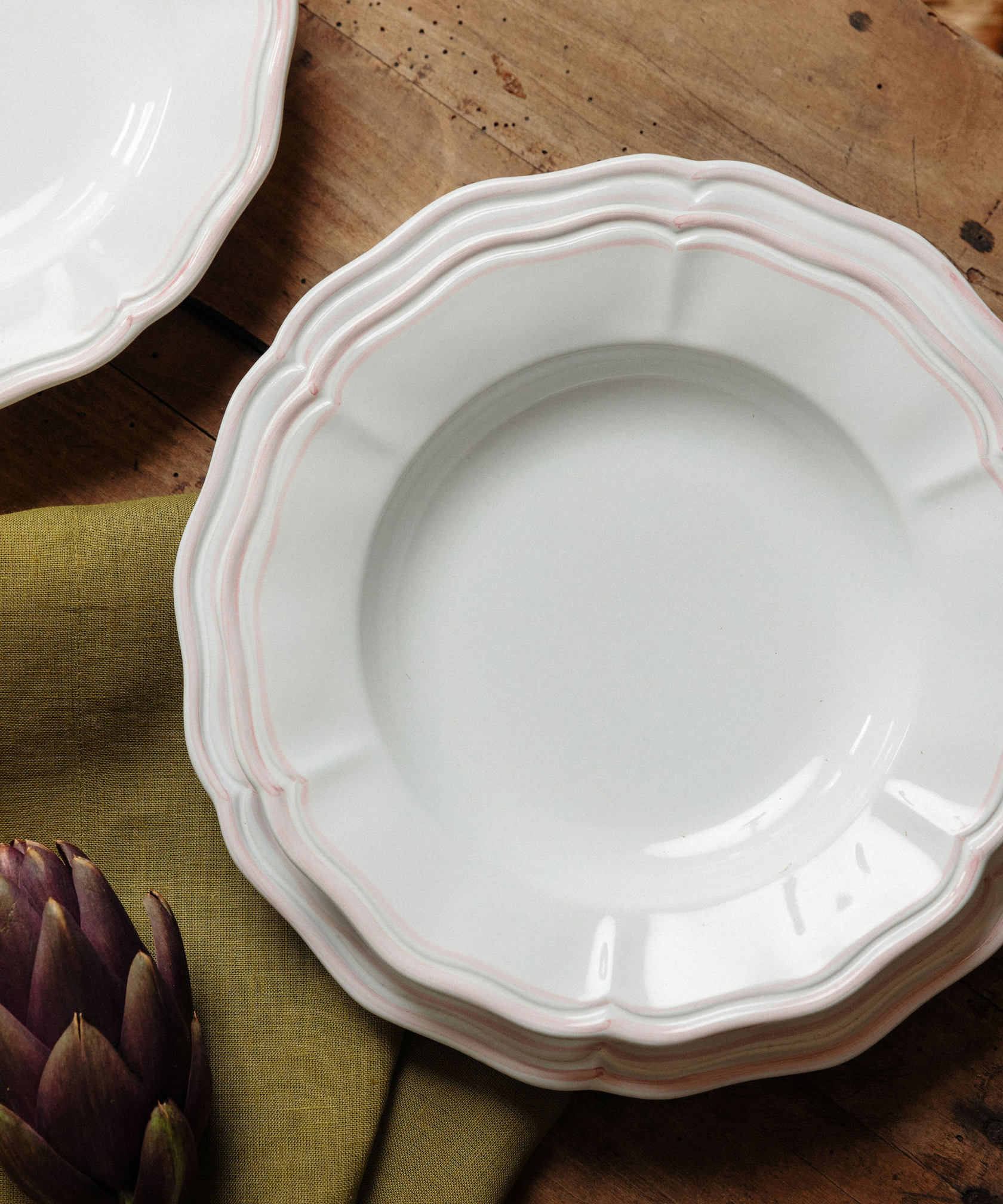Set of 4 Zita Scalloped Pasta Bowls, Blush Pink, with Green Napkin