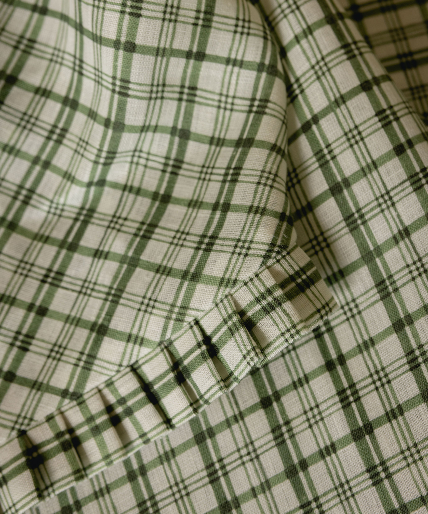 Remy Round Pleated Linen Tablecloth, Ivy, Hem Detail