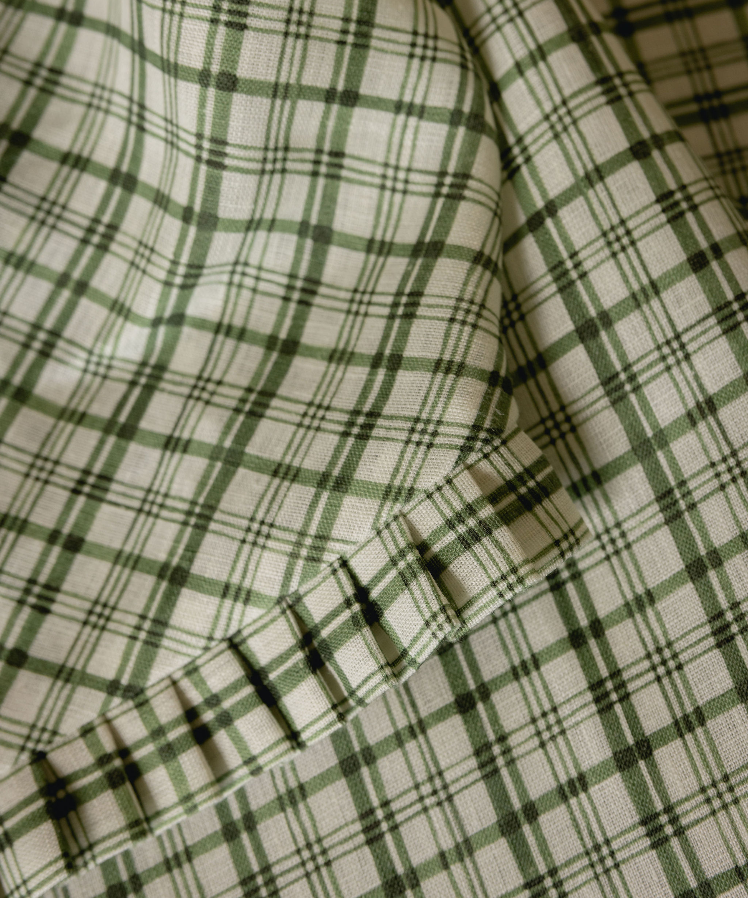 Remy Round Pleated Linen Tablecloth, Ivy, Hem Detail