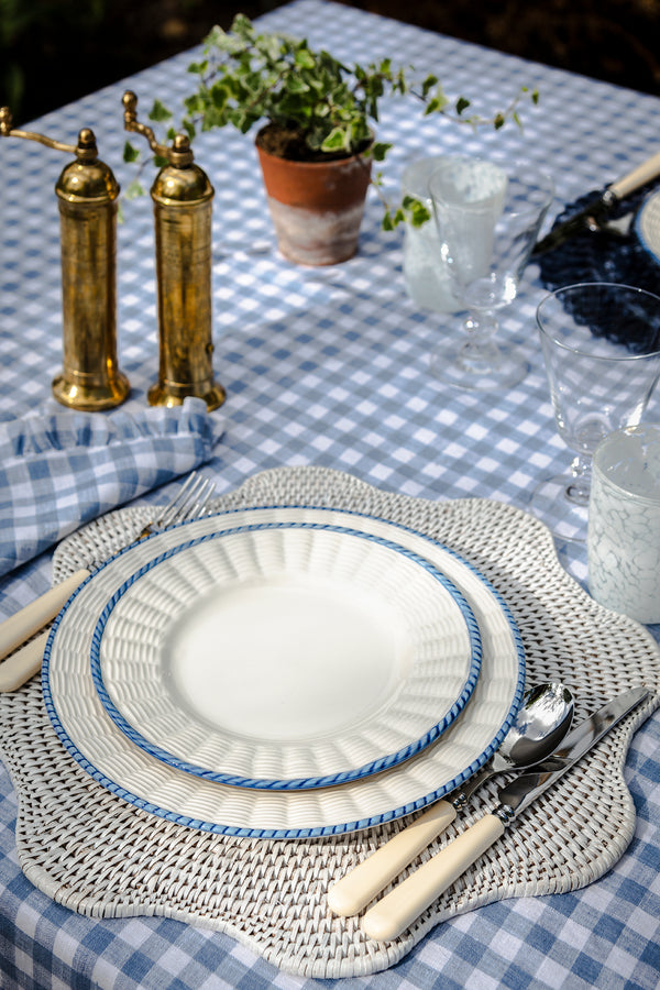 Scalloped woven rattan placemat white